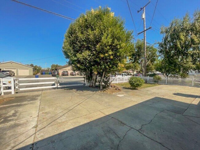 Building Photo - 3 Bed 2 Bath Home in Newark with Large Bac...