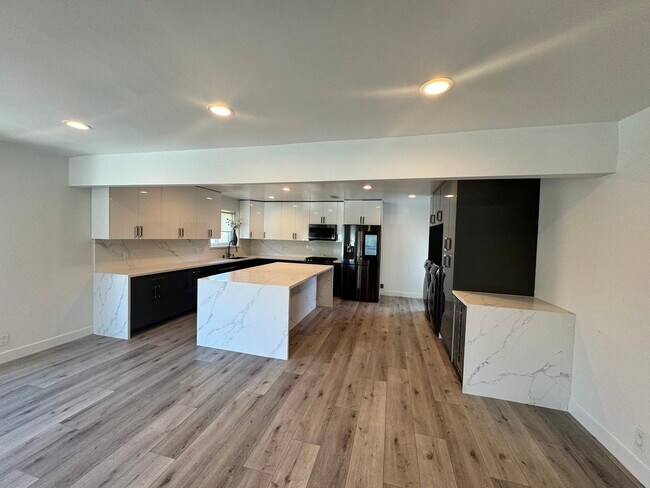 Foto del edificio - 608 W Hillcrest Blvd