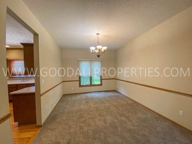 Foto del edificio - Executive Home - 4 Bedroom, 3.5 Bathroom in Country Club Neighborhood with Finished Basement