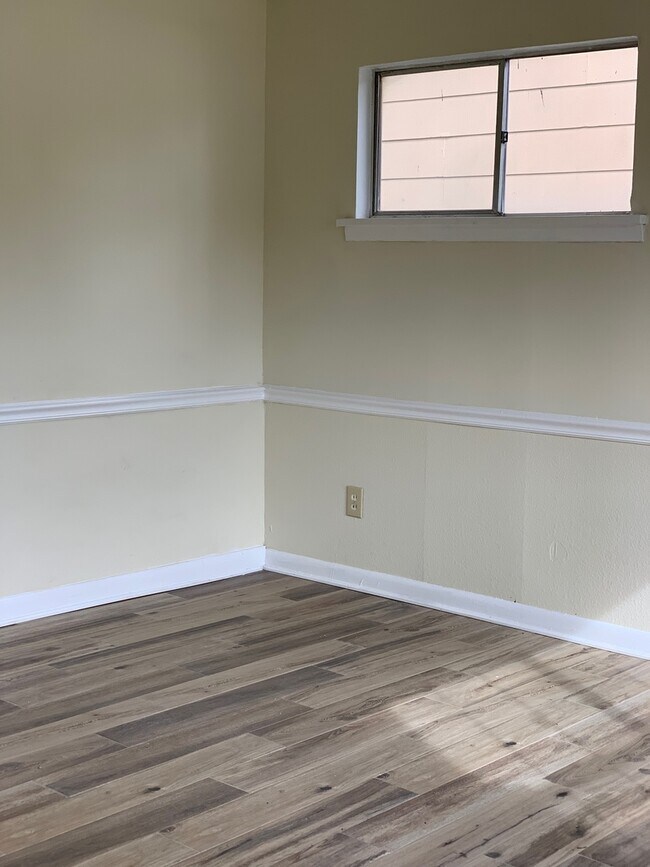 Building Photo - Quite central located home 3 Bedroom 1 Bat...