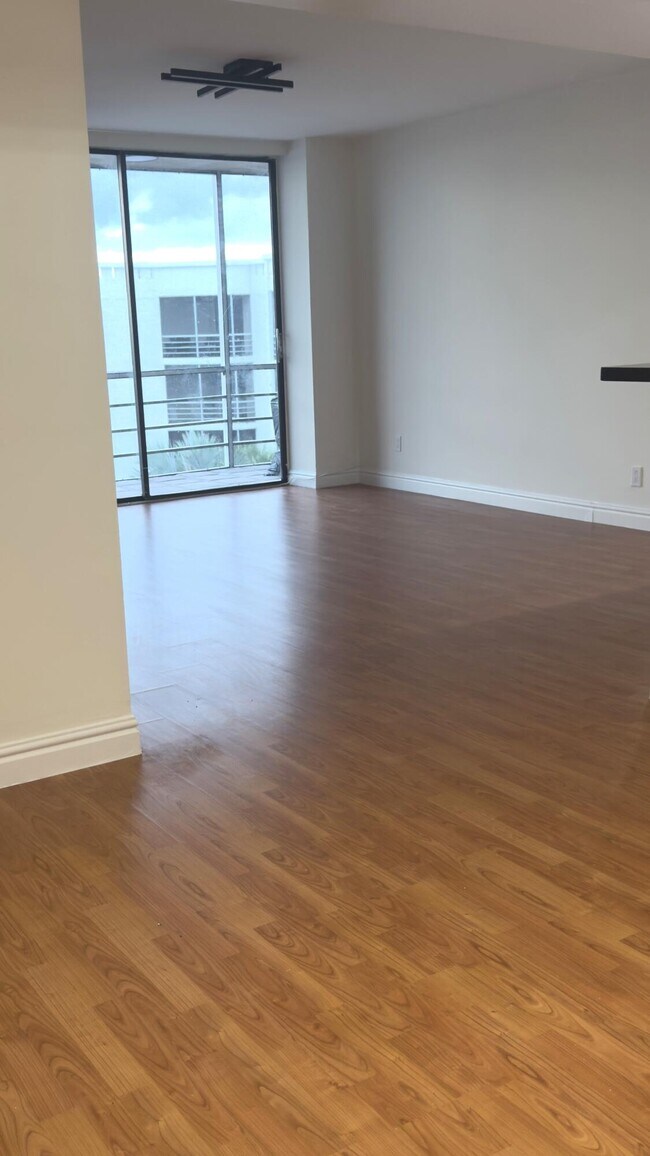 Foto del edificio - 2821 NE 163rd St