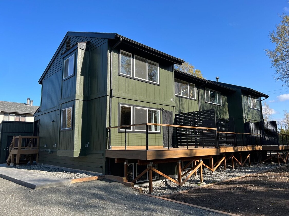 Primary Photo - 108 S Tinker Ln