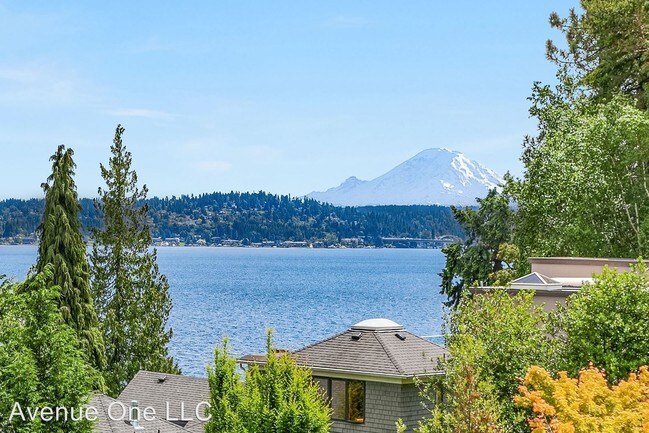 Building Photo - 2 br, 2.5 bath House - 1132 39TH AVE E