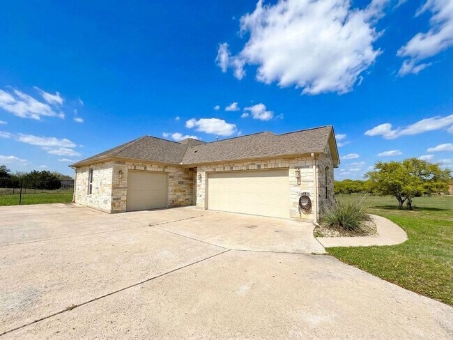 Foto del edificio - **APPLICATION RECEIVED** AVAILABLE NOW! One-of-a-Kind Luxury Estate | 5BD/3BA on 2 Acres in Liber...