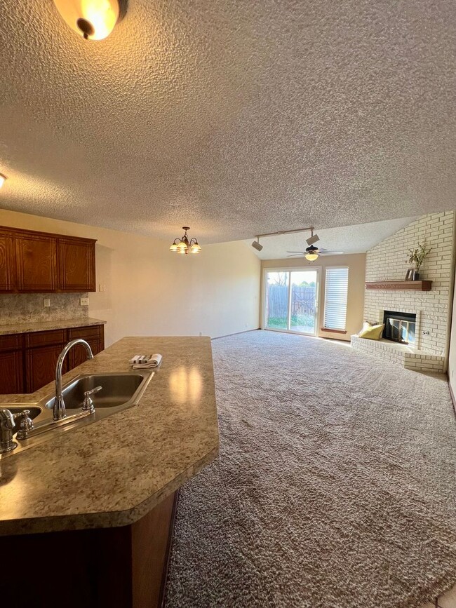 Building Photo - Cozy Rental in NW OKC!