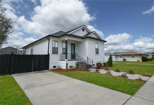 Building Photo - 3004 Plaza Dr