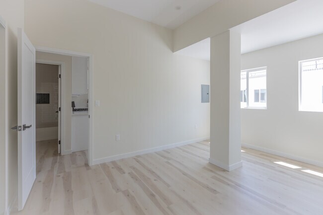 Foto del edificio - 400-402 Western Ave unit # F