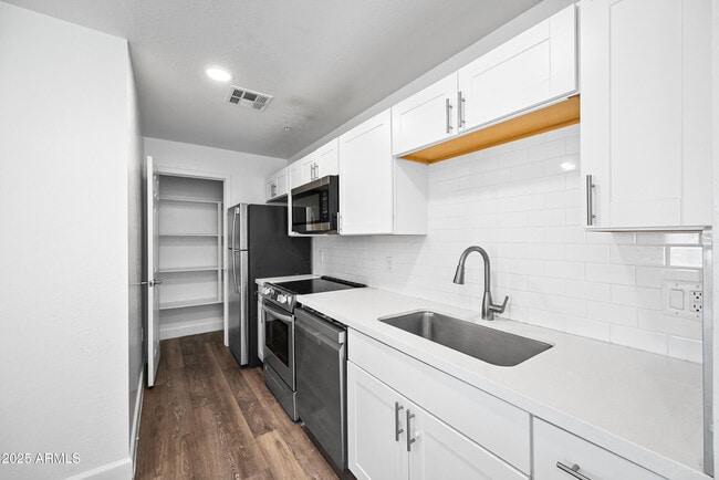 Foto del edificio - 3065 N 67th Ave