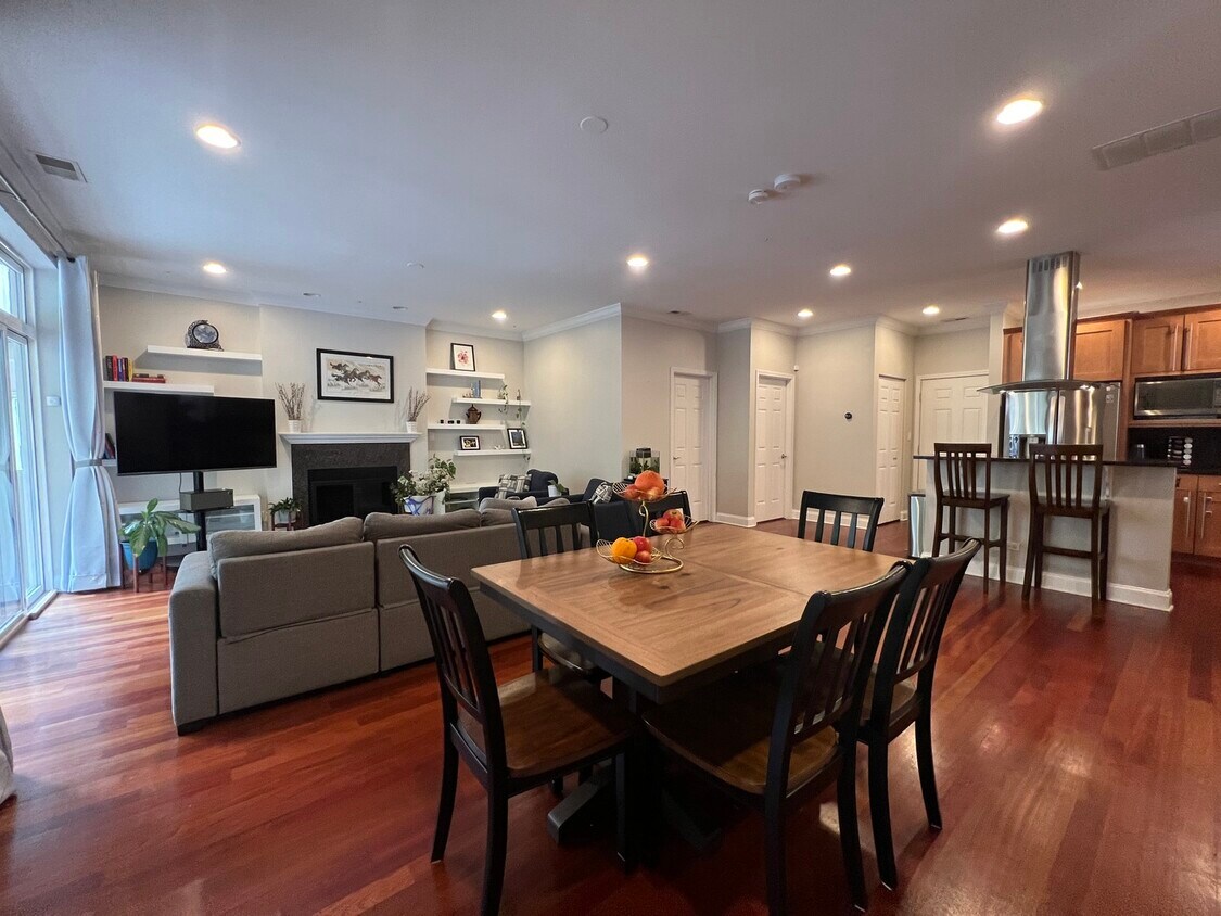 Foto principal - 2424 N Southport Ave