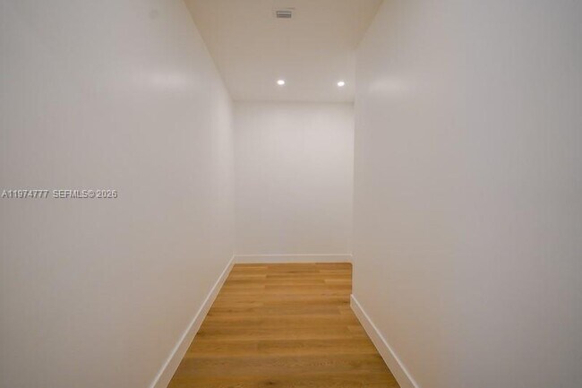 Foto del edificio - Northwest 24th Court, Miami, FL 33125 - 4 BR 3 BA single-family home