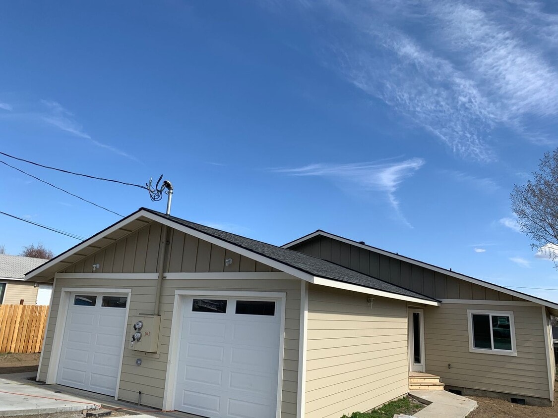 303 N 10th St Unit A, Selah, WA 98942 Room for Rent in Selah, WA
