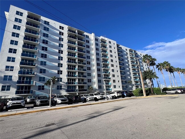 Foto del edificio - 7501 E Treasure Dr