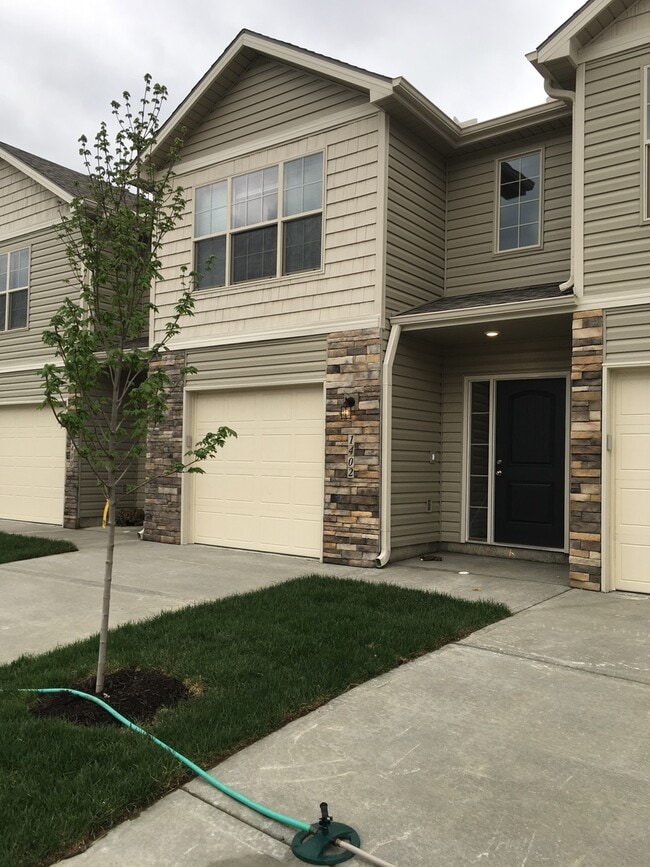 Building Photo - 3 Bed | 2.5 Bath | 1 Car Garage Townhome in Grain Valley
