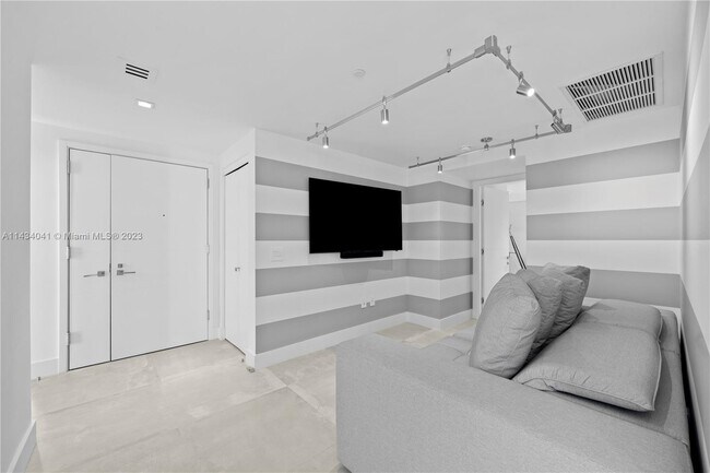 Foto del edificio - 650 NE 32nd St