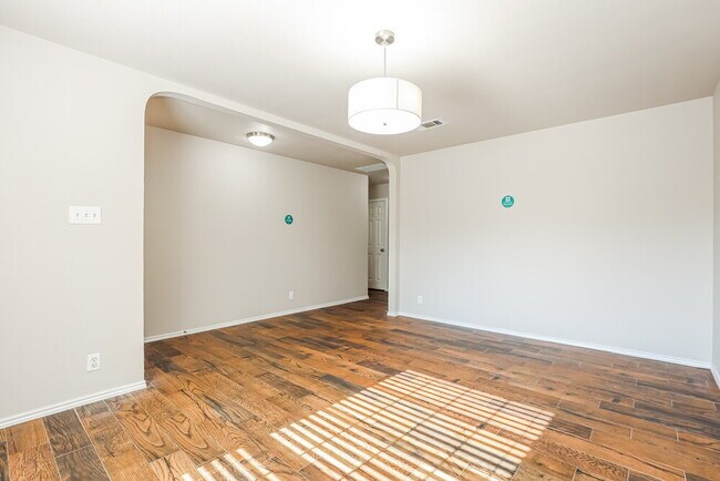 Building Photo - 5019 Crestwood Hill Dr