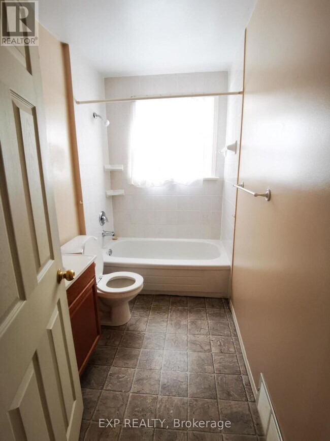 Photo du bâtiment - 348 Dufferin Ave