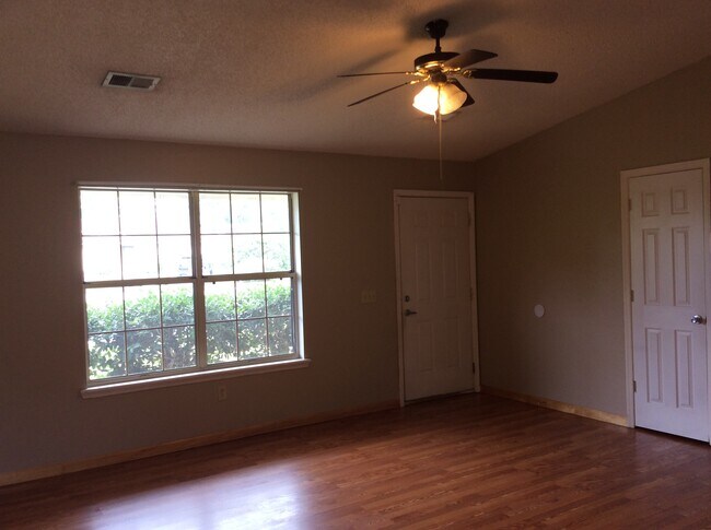 Building Photo - 609 Honey Ridge Ln
