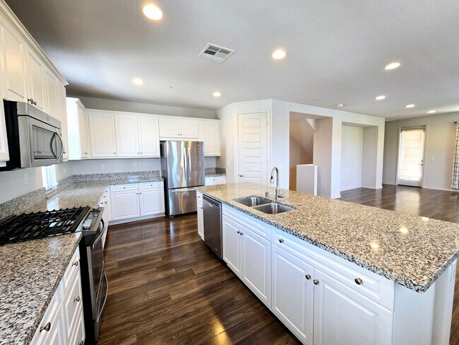 Foto del edificio - Tri-level Townhome in Prime Fullerton Location!