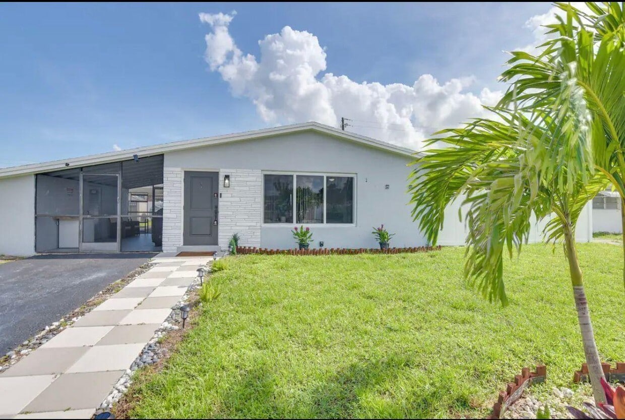 Foto principal - 6599 Roosevelt St