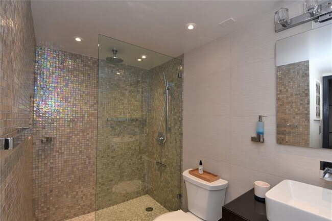 Foto del edificio - 2451 NE 49th St