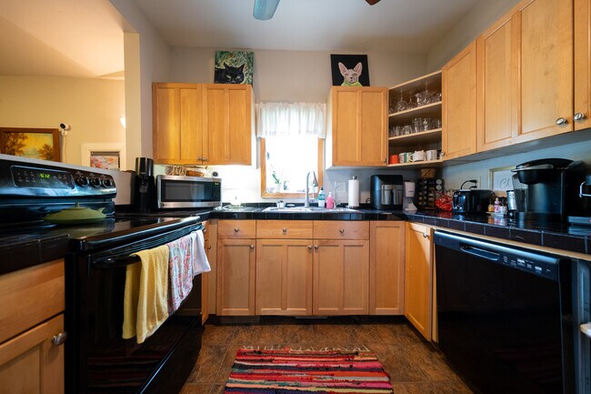 Foto del edificio - 718 19th Ave NE