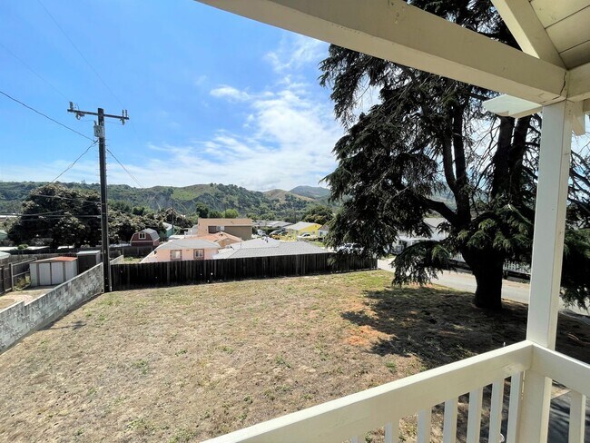 Building Photo - Charming Studio Home /Den & Small Yard!