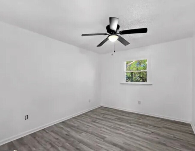 Foto del edificio - 803 Crestwood Terrace