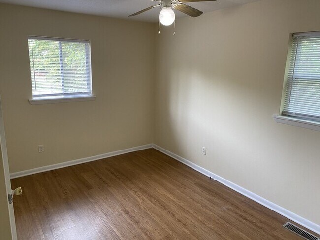 Building Photo - 2 bedroom 1 bathroom