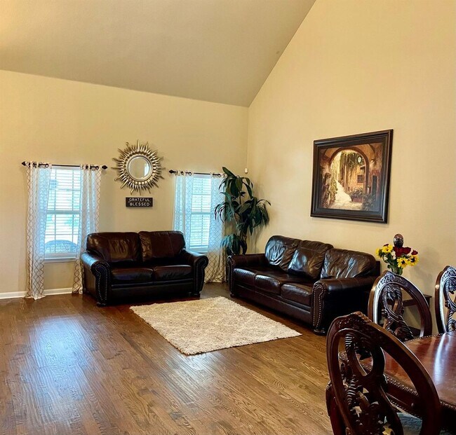 Foto del edificio - Elegant four-bedroom corner-lot home with hardwood floors, modern kitchen, master suite, and comm...