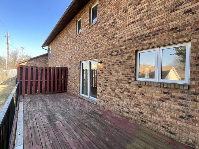 Foto del edificio - 247 Caballeros Blvd