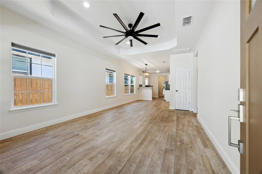 Foto principal - 810 E Navarro St