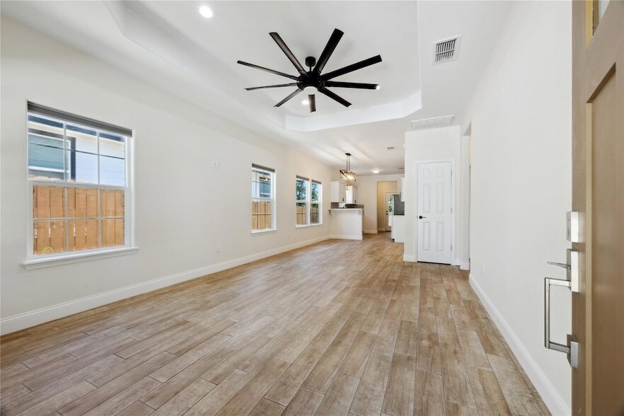 Primary Photo - 810 E Navarro St