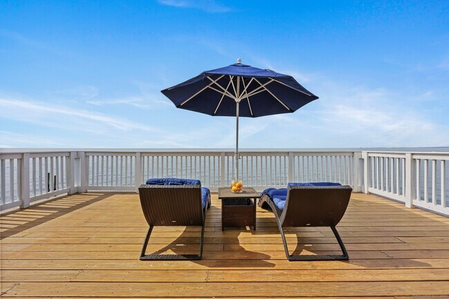 Foto del edificio - 2167 Fairfield Beach Rd
