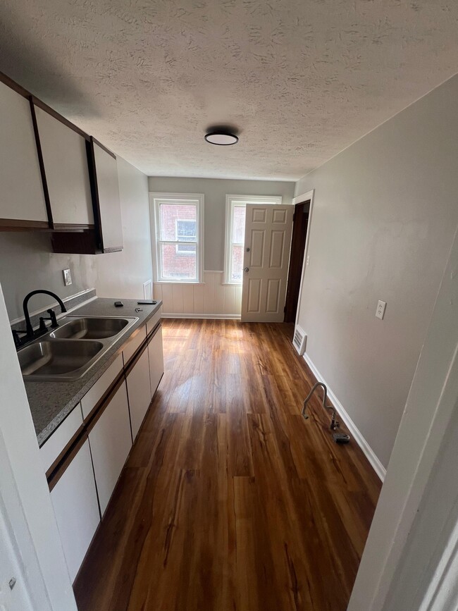 Building Photo - 525 E 222nd St