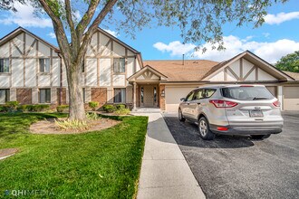 Building Photo - 920 Surrey Dr