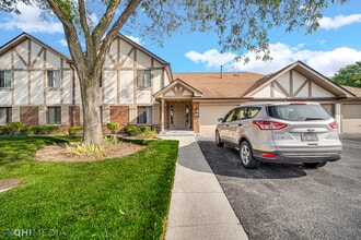 Building Photo - 920 Surrey Dr