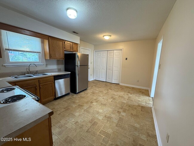 Building Photo - 105 Pecan Ln