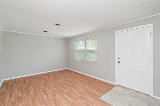 Foto del edificio - 302 Wakefield Rd