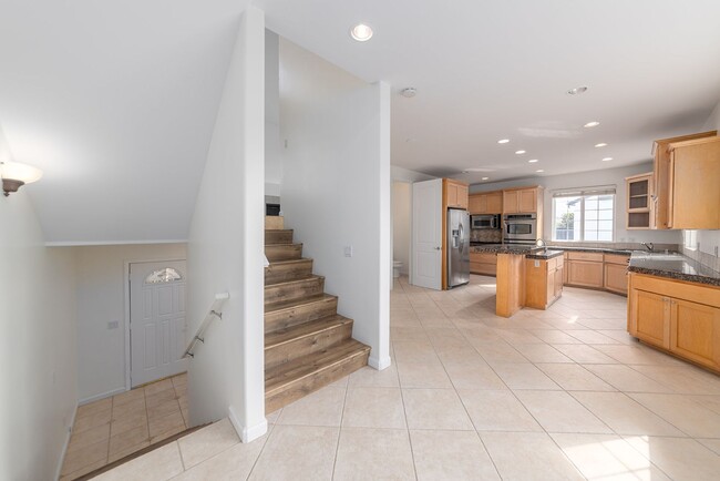 Building Photo - 3 Primary Suite Home 1 Block From the Beach