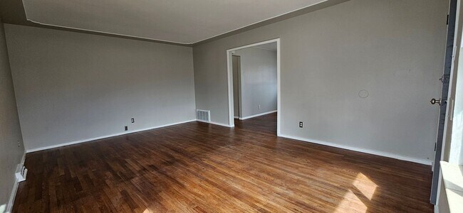 Building Photo - Super Cool Mountain View 2 Bedroom 1 Bath Top floor Duplex