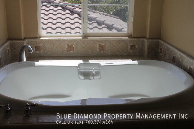Building Photo - Spacious 5 BR, 3 BA in San Elijo Hills