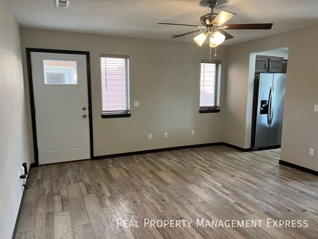 Building Photo - 3 Bedroom 1.5 Bathroom Townhome