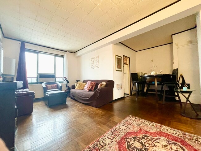 Building Photo - 2130 E Tremont Ave