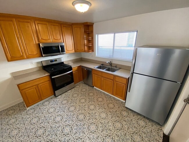 Building Photo - 705-709 E St