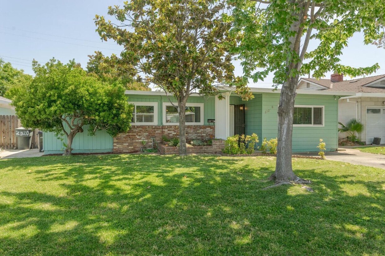 Primary Photo - Charming Mid-Century Home with Detached St...