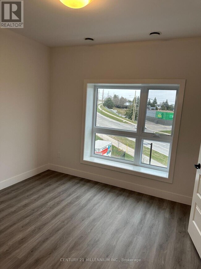 Photo du bâtiment - 1000-1000 Lackner Blvd