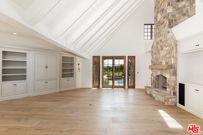 Building Photo - 1325 Ladan Dr