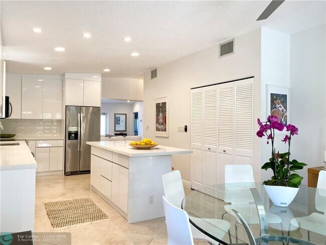 Building Photo - 2608 Hibiscus Pl