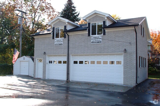 Building Photo - Meldrum Manor