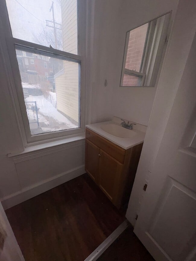 Building Photo - Available Now! Large North York Near Farquar Park